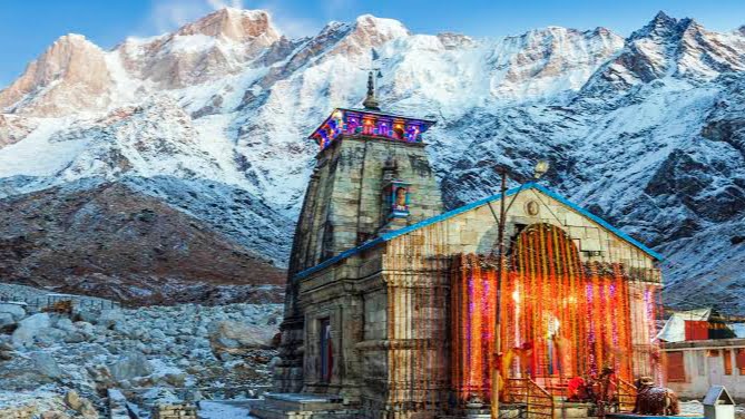 Kedarnath Controversy Outside the Kedarnath temple the priests are guarding whole night, know what is being feared